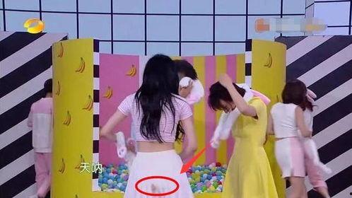 明星裙子被弄脏,明星裙子弄脏瞬间，网友热议