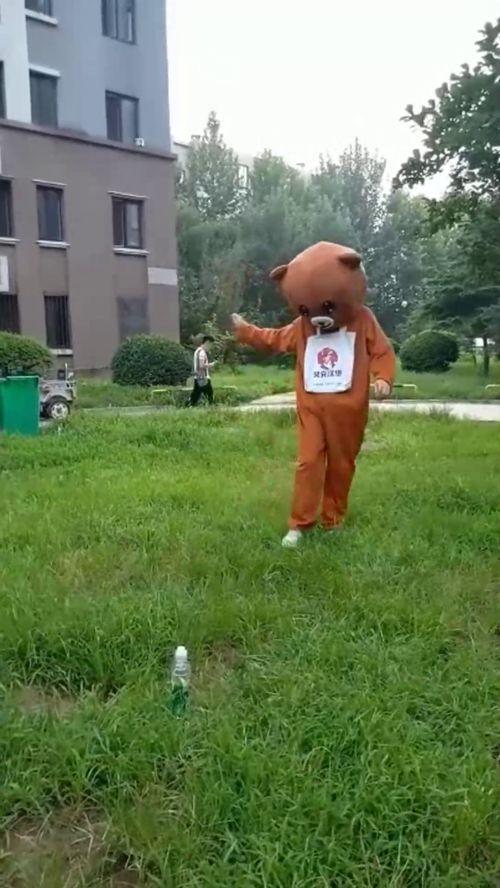 网红老汉打高尔夫视频,网红风采再现球场