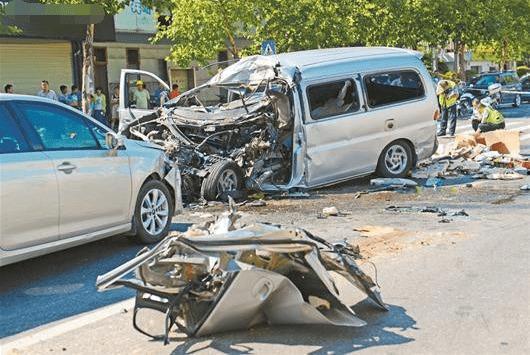 青岛面包车新闻头条,多车连环相撞，现场情况紧急！