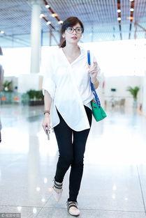 明星白衬衫机场,白衬衫机场穿搭，演绎简约时尚魅力