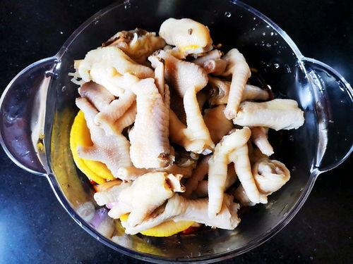 怎样制作网红柠檬鸡爪子,网红柠檬鸡爪子的秘制做法，酸辣开胃，轻松走红！