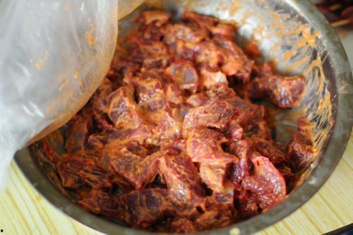 牛肉烤串爆料怎么做视频,牛肉烤串制作全过程揭秘