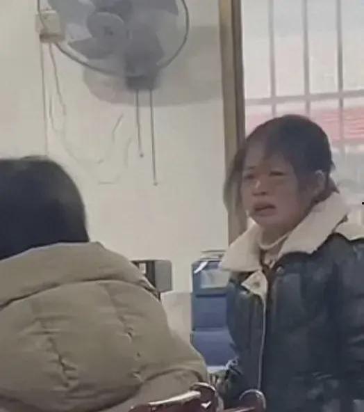 两个老师打架吃瓜,两位老师激情对决，吃瓜群众围观现场