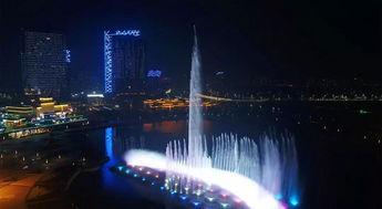 网红夫妻看喷泉图片,浪漫瞬间引网友热议