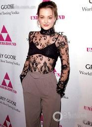 黑色蕾丝上衣 明星,黑色蕾丝上衣演绎明星时尚风采