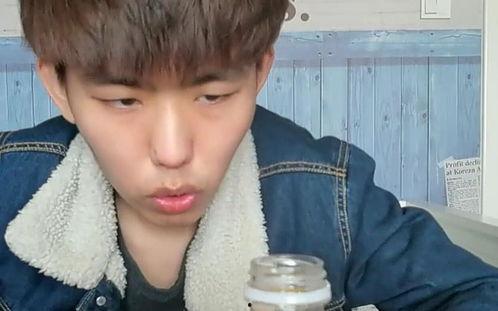 男子试喝网红饮料,男子试喝体验大揭秘！