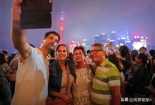 胖老头在头条唱歌,歌声传遍网络，网友直呼“太有才”