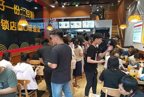 网红打卡土豆粉店,探寻那家让人排队等候的土豆粉传奇